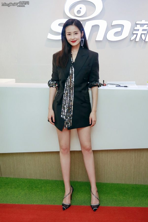 气质美女颖儿纤细滑直的腿(1/4)