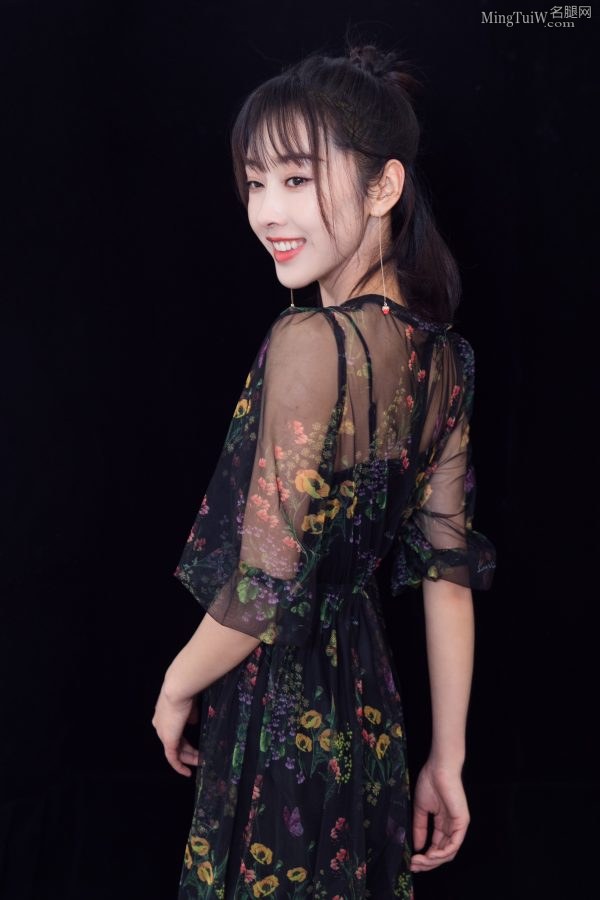 小仙女宣璐薄纱透出光滑玉腿 可惜没有照到脚(6/9)