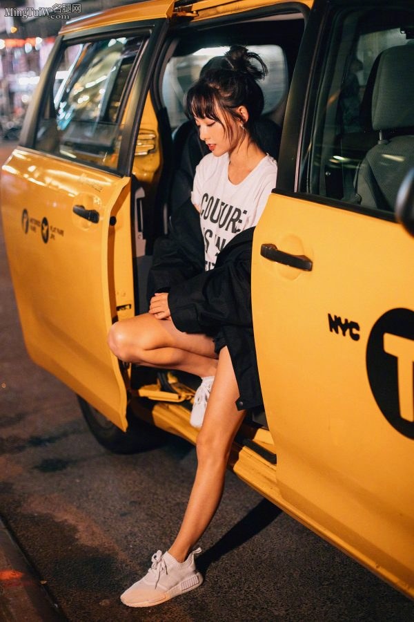 夜晚街边张嘉倪光洁的玉腿(7/25)