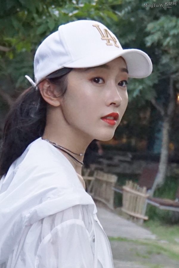 小可爱宣璐短裤美腿外拍最后还玩起了劈腿(14/17)
