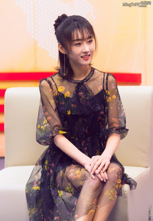 小仙女宣璐薄纱透出光滑玉腿 可惜没有照到脚(2/9)