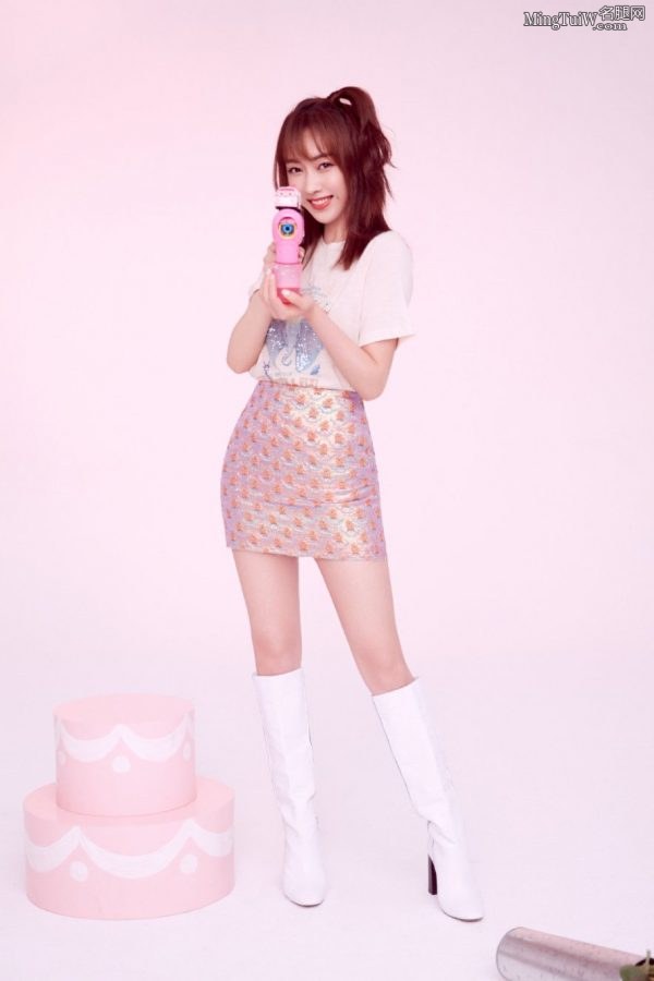 甜美粉红的少女宣璐小短裙白靴子露大腿(1/9)