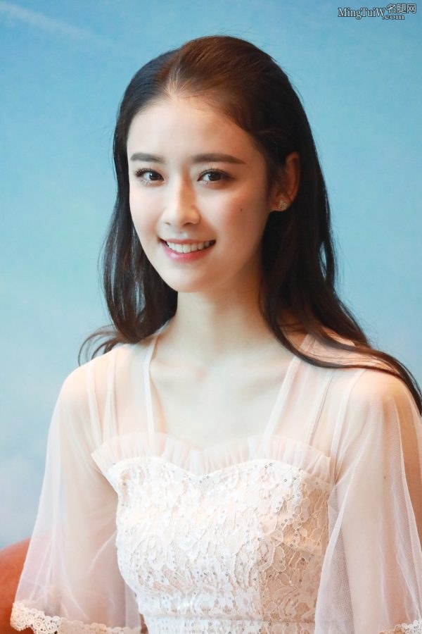 女星杨祺如展示胸部优雅小曲线(6/6)