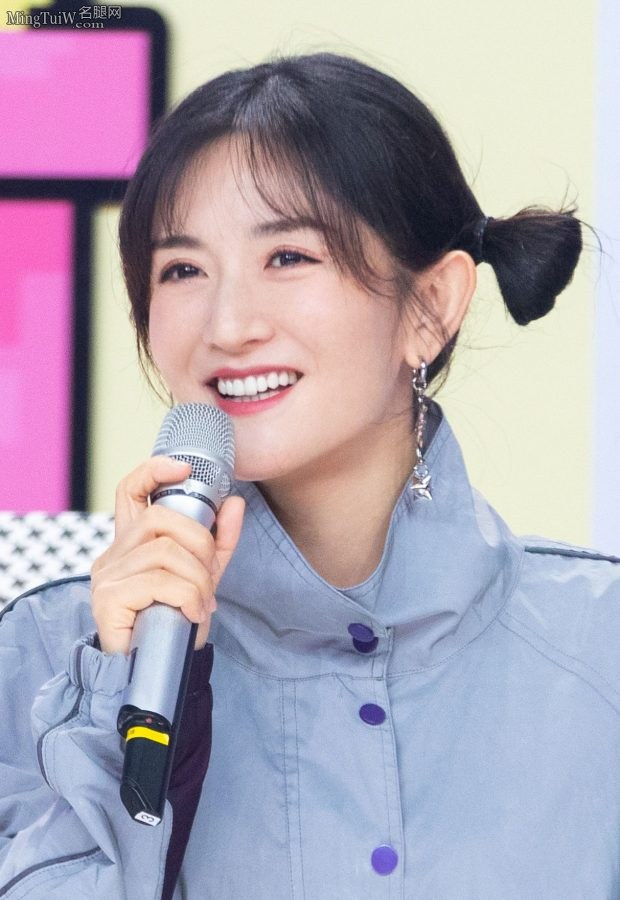 谢娜穿长筒棉袜露出一节大白腿(5/6)