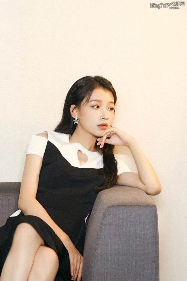 女神孙怡脚穿细高跟露出鞋底(2/8)