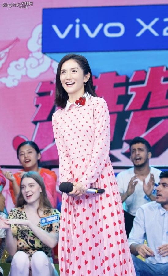 谢娜主持节目时身着心型长裙玉足踩凉高跟鞋(5/7)