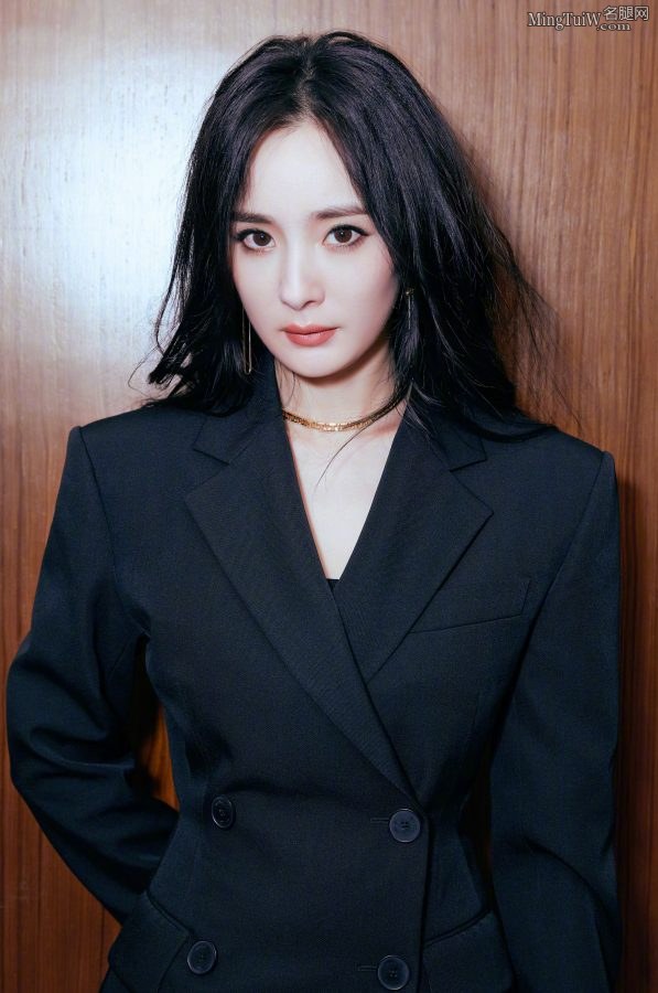 靴控福利来了 杨幂身着西装短裙和漆皮长靴秀美腿(21/26)