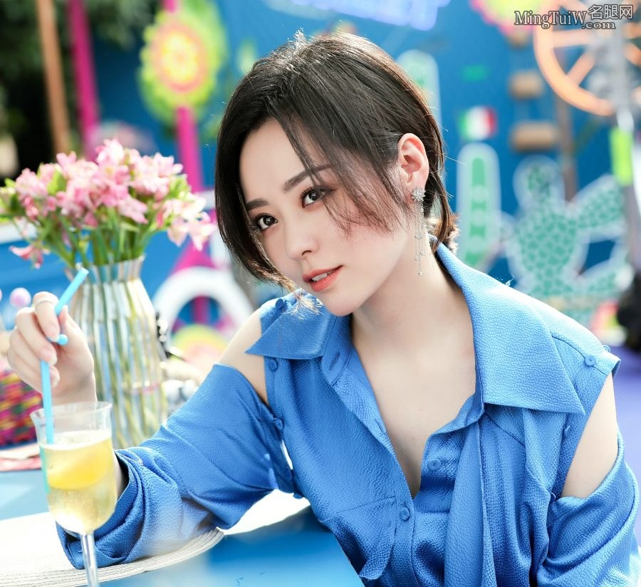 张靓颖脚踩凉高跟出席商业活动 伴舞的小姐姐们腿不错(6/8)