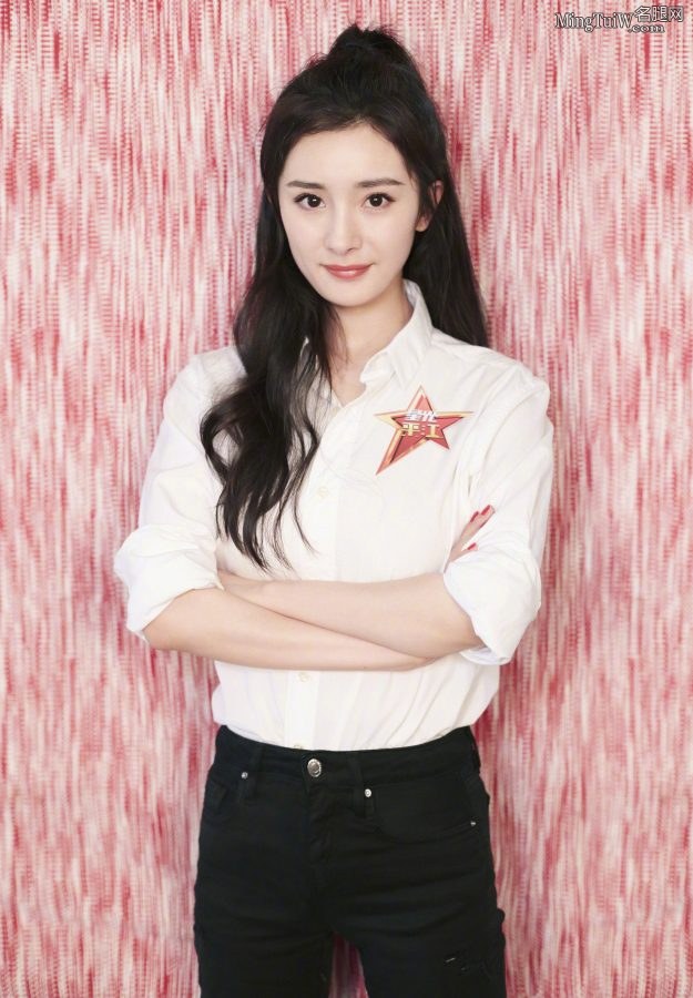 杨幂的紧身牛仔裤展露纤细美腿和圆润小屁屁(5/14)