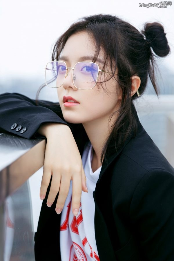 赵今麦身穿西装配不对称运动裤显露美腿 带上眼镜更显可爱萌(7/20)