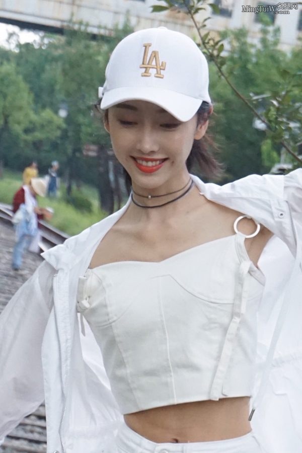 小可爱宣璐短裤美腿外拍最后还玩起了劈腿(4/17)