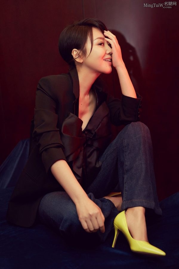 Quality actress Yan Ni wears yellow stilettos for a textured photo shoot(2/4)