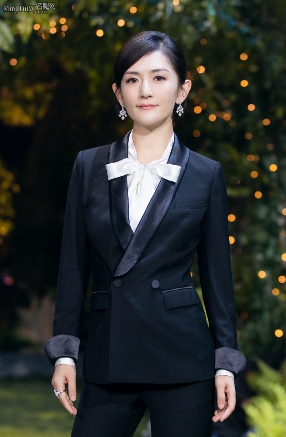 Xie Na looks cool and elegant in a black suit and pointed high heels(6/12)