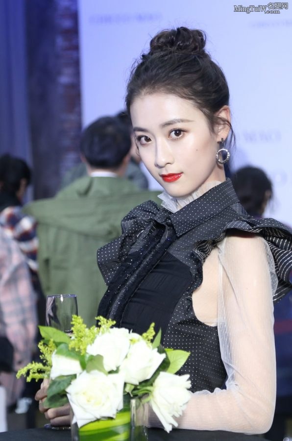 杨祺如美艳红唇亮相中国时装周(3/4)