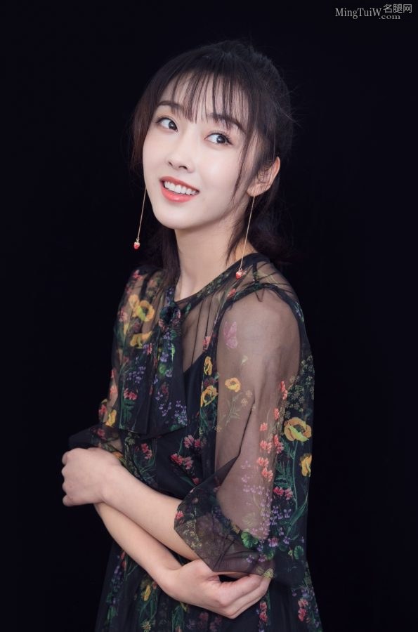 小仙女宣璐薄纱透出光滑玉腿 可惜没有照到脚(8/9)