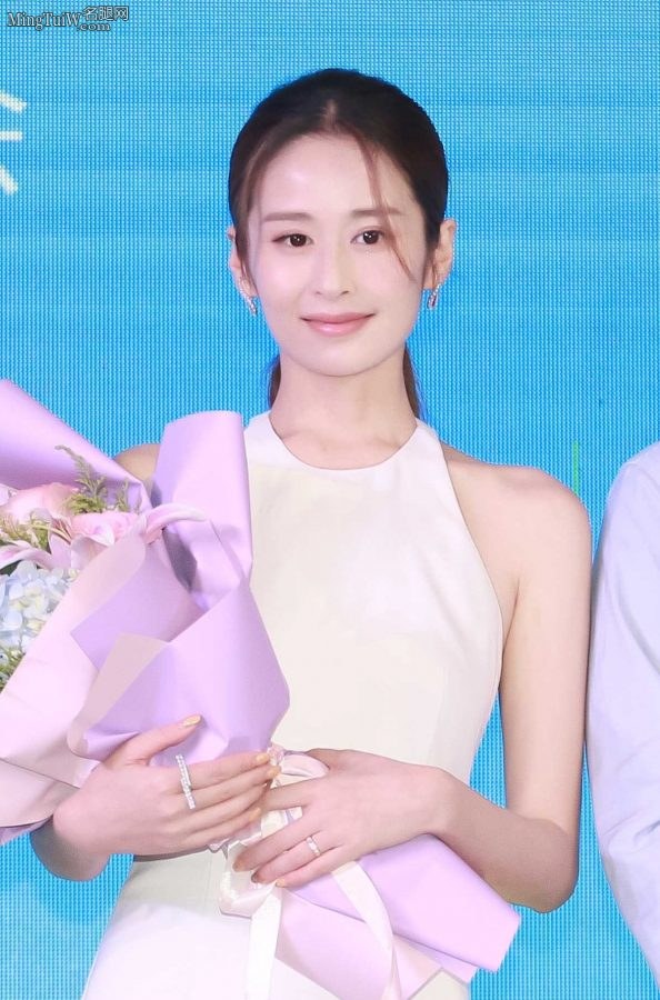 颖儿身穿白色短裙展示美腿玉背气质优雅(2/6)