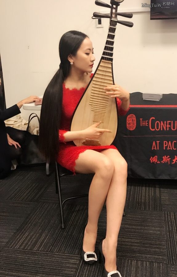 琵琶表演家马琳纤纤玉手和长腿(1/4)