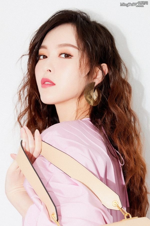 粉红女郎唐嫣纤细的美脚踩白色尖头高跟鞋(9/10)
