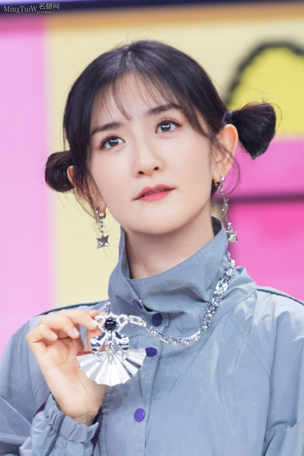 谢娜穿长筒棉袜露出一节大白腿(4/6)