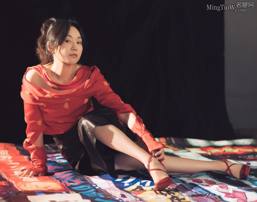 闫妮脚踩红色尖头高跟鞋拍写真显女人味(7/7)