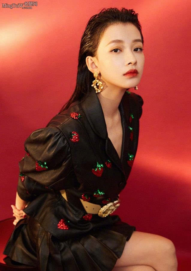 Fashionable and cool girl Sun Yi shows off her slender legs in a photo shoot(6/11)