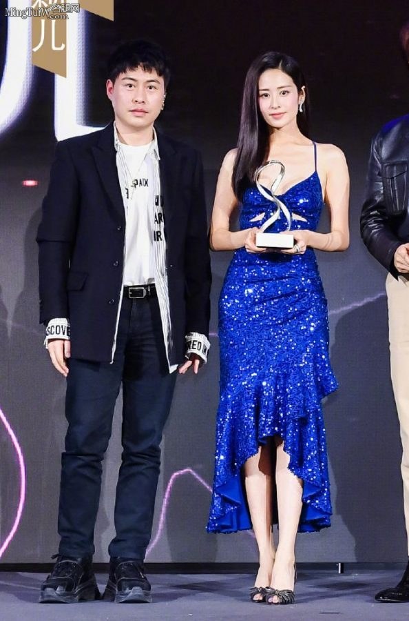 颖儿身穿蓝色鱼尾裙脚踩Christian Louboutin高跟鞋性感亮相(6/10)
