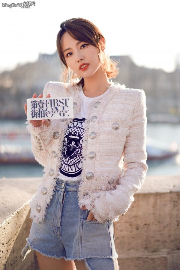 张嘉倪牛仔热裤修长笔直大美腿能看到汗毛(2/5)