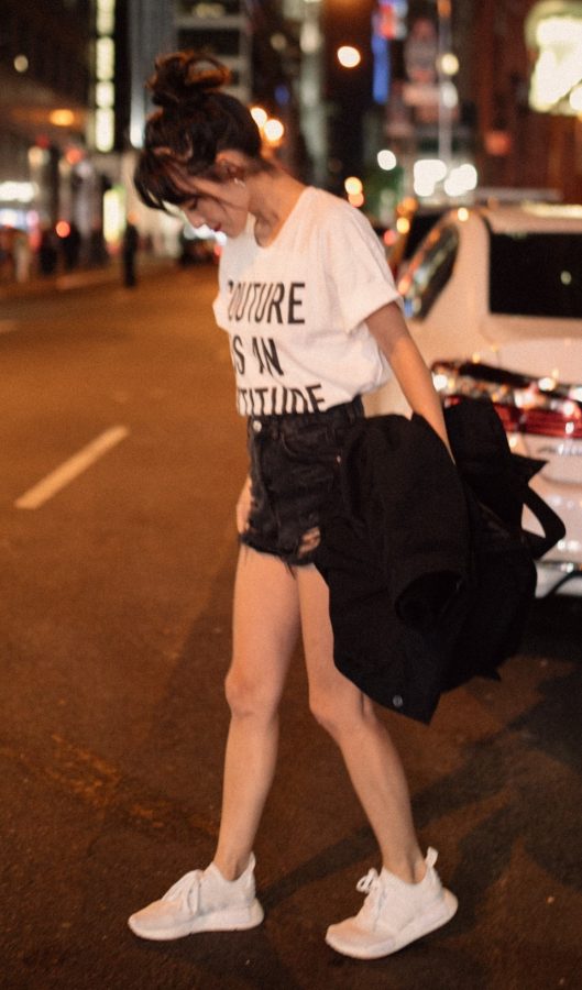夜晚街边张嘉倪光洁的玉腿(21/25)