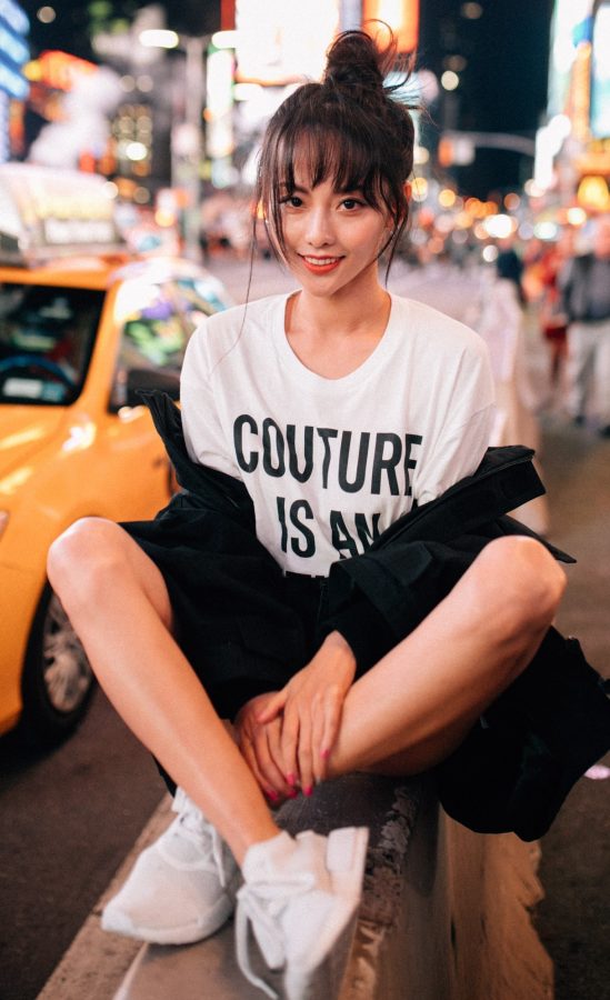 夜晚街边张嘉倪光洁的玉腿(13/25)