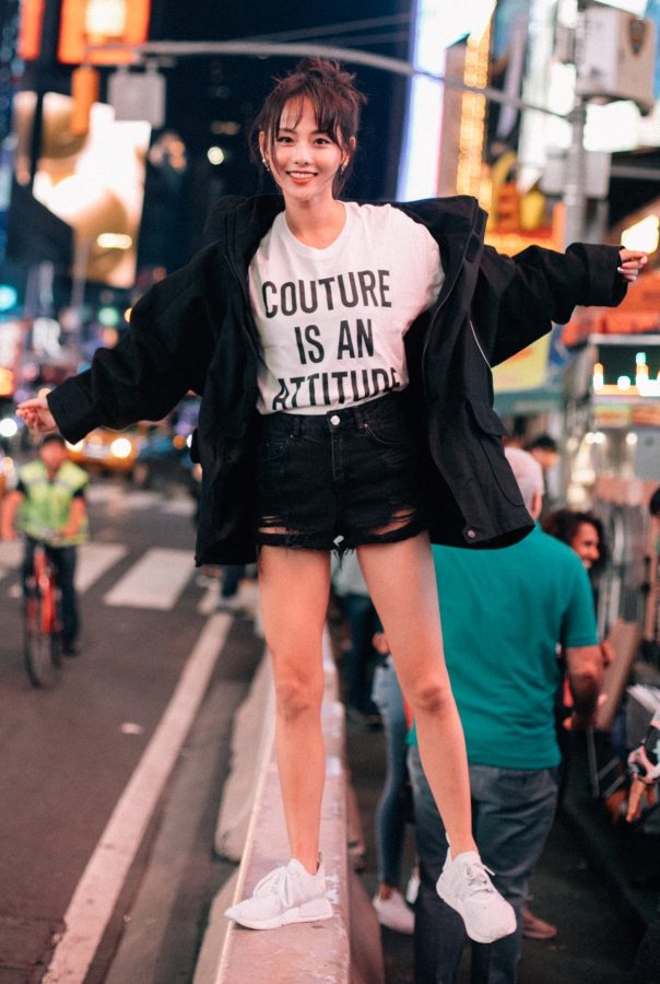 夜晚街边张嘉倪光洁的玉腿(18/25)