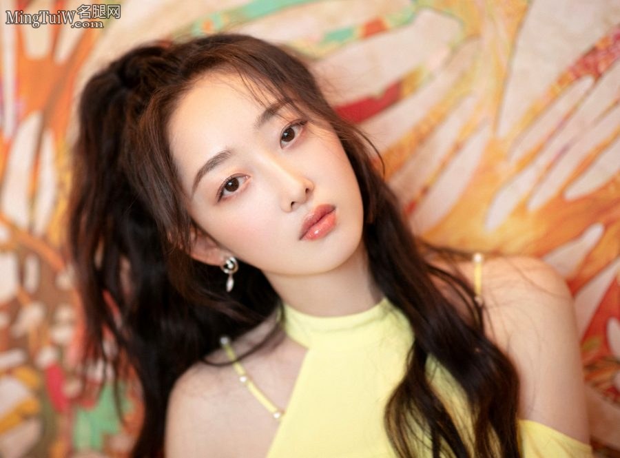 女明星蒋梦婕代言女星用品时展示美丽玉腿(3/4)