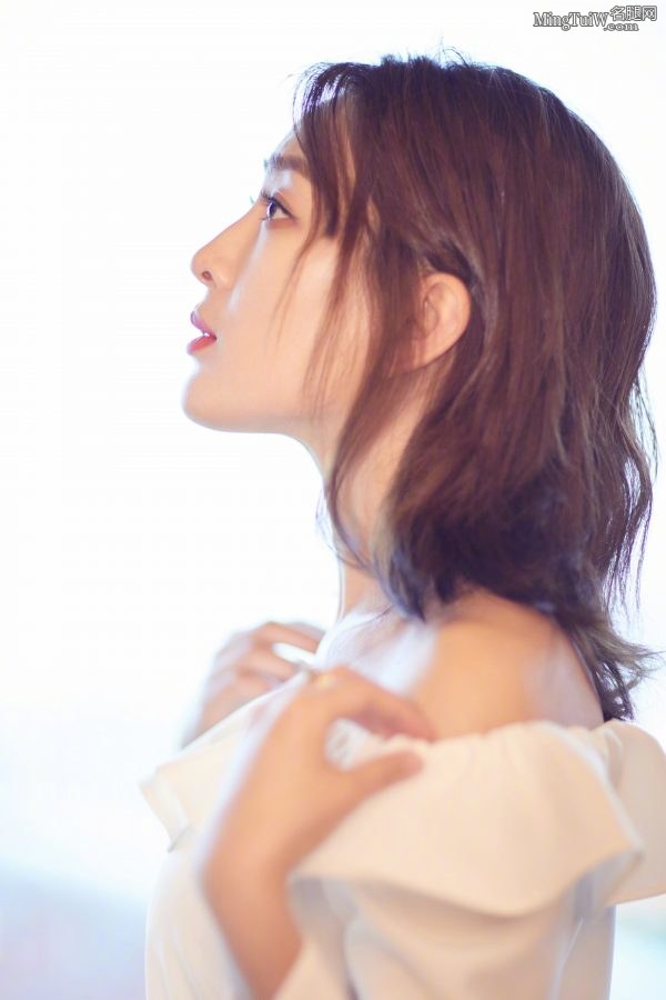 女明星马苏光着玉足拍写真优雅动人(6/6)