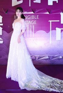赵樱子低胸白色礼服小露美沟