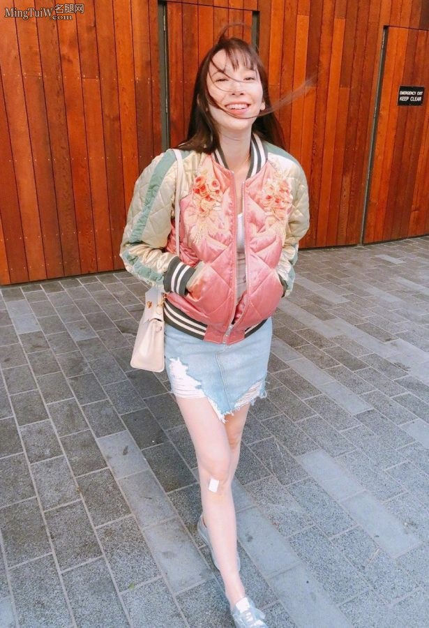 清新风格吴佩慈外出旅行 女明星最容易受伤的部位是膝盖吗(3/3)