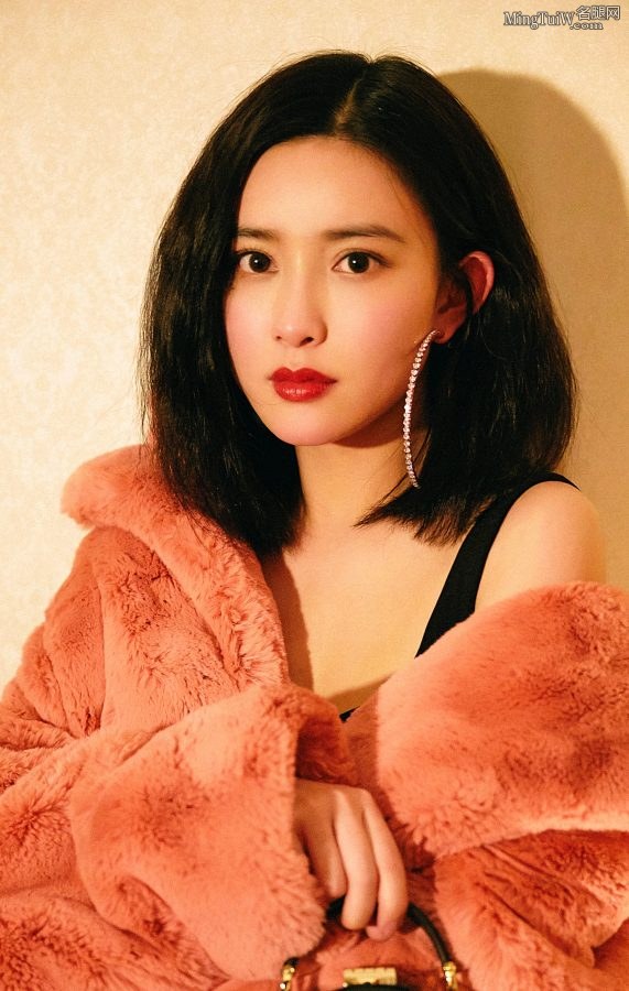 孟子义光着美足拍摄居家风格写真(3/4)
