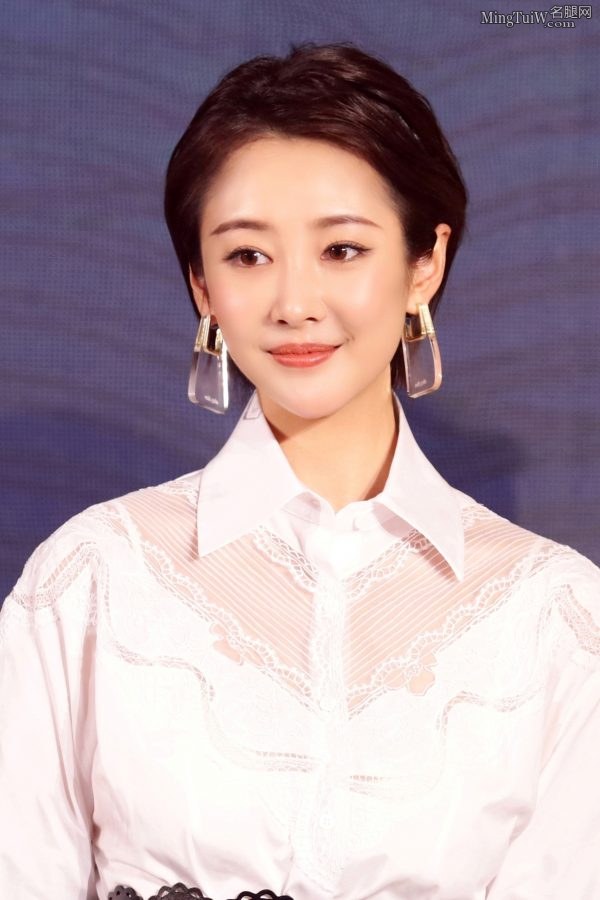 细腰长腿的李纯展示格外媚甜气质(8/8)