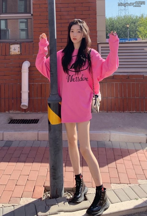 街边小姐姐谭晓凡的青春细腿(1/4)
