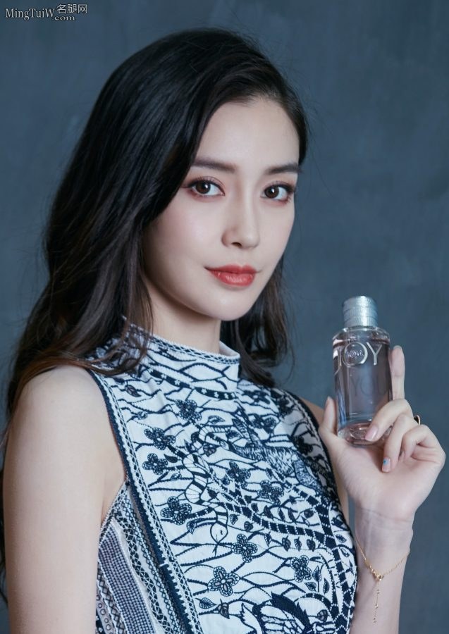 安吉拉大宝贝长直的玉腿简直美翻了(8/20)