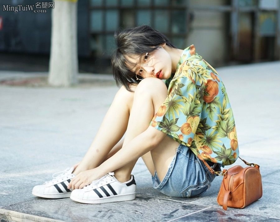 短发眼镜美少女成果街头秀腿(2/2)