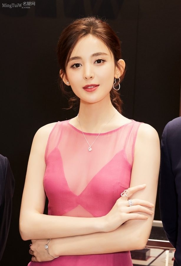 高贵气质的女星古力娜扎穿透明纱裙秀傲人上围(11/13)