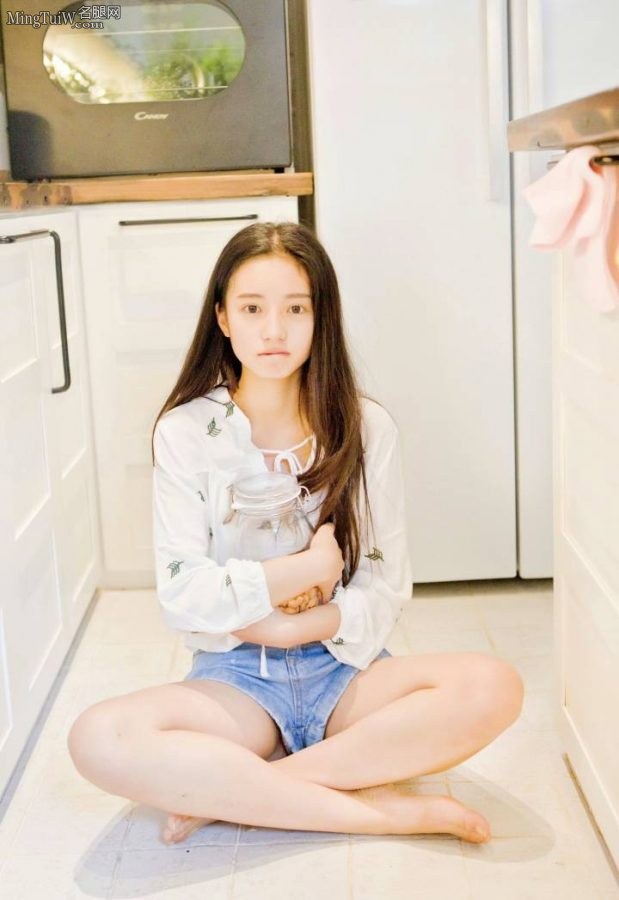 可爱的妹子张雅钦牛仔热裤光着腿和脚丫(1/2)