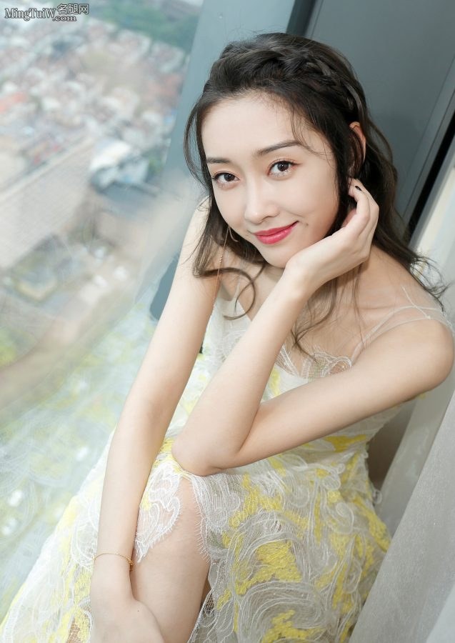 宣璐小姐姐一袭淡雅连衣裙 气质灵动如仙女下凡(11/15)