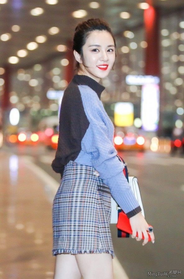 王晓晨性感红唇 机场街拍腿真白(4/4)
