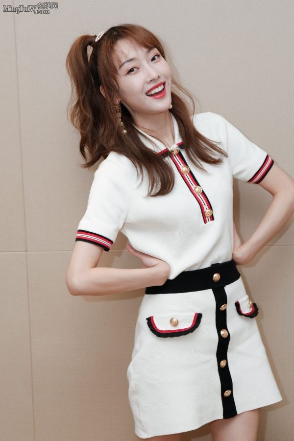 The cute little dimples of Xuan Lu when she smiles, but it's a pity that there is only one picture showing her whole legs(3/9)