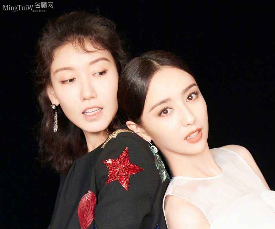 高露和好姐妹佟丽娅一起来秀美腿玉足选哪个(4/5)