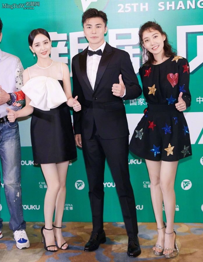 高露和好姐妹佟丽娅一起来秀美腿玉足选哪个(1/5)