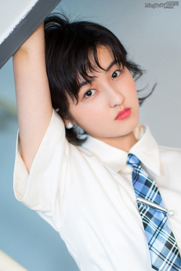 清新自然的小美女张子枫玉足踩凉高跟(4/5)