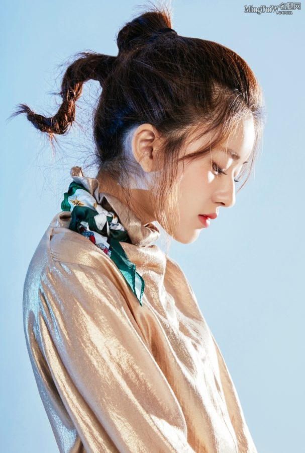 赵露思Young拍时尚写真靴子+细高跟都上了(2/8)