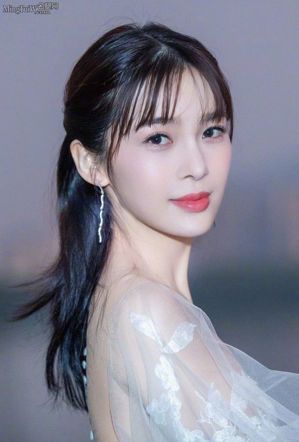 赵樱子低胸白色礼服小露美沟(2/5)
