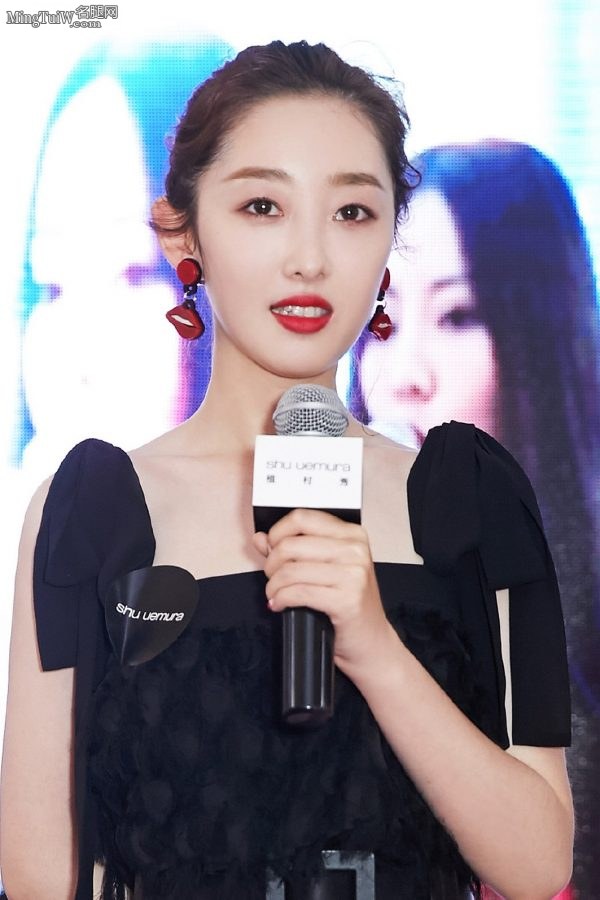 蒋梦婕的大脚拇指上涂上了蓝色的指甲油(4/5)